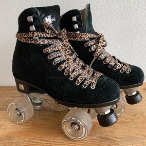 Size 6 Moxi Panther black suede roller skates, excellent condition 🛼